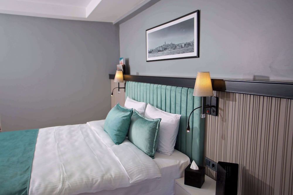 STANDARD, QUEEN BED