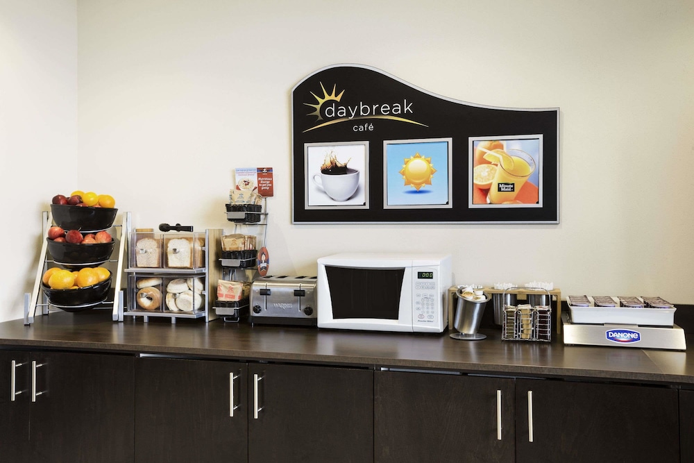 Days Inn & Suites by Wyndham North Bay Downtown 16/24