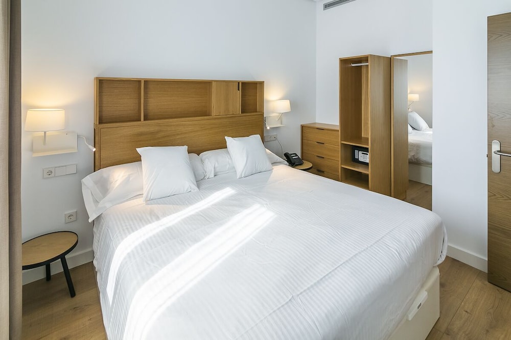 FAMILY, APARTMENT, KING BED, 3 BEDS, SOFA