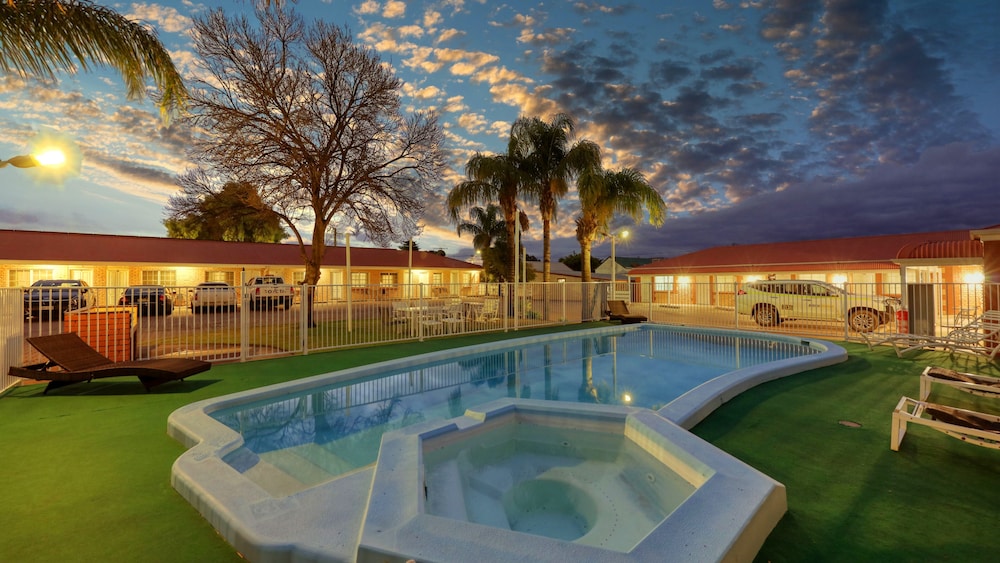 CHARLES RASP MOTOR INN AND COTTAGES 32/56