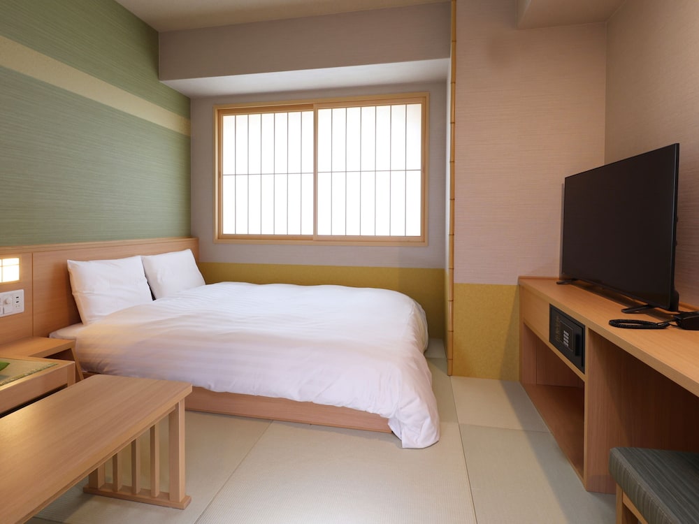 ROOM, DOUBLE BED, NO CLEANING SERVICES