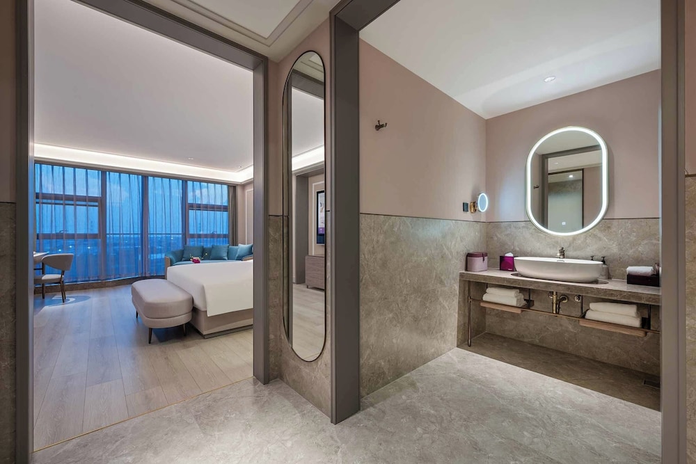 Mercure Nantong Suxitong Riverside 39/42