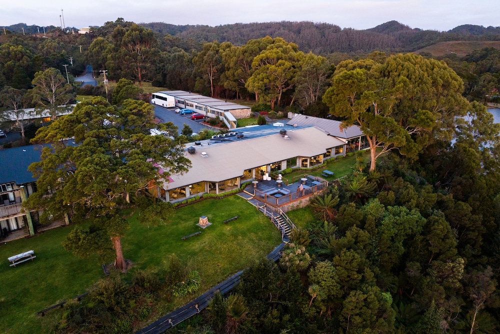 Strahan Village 64/66