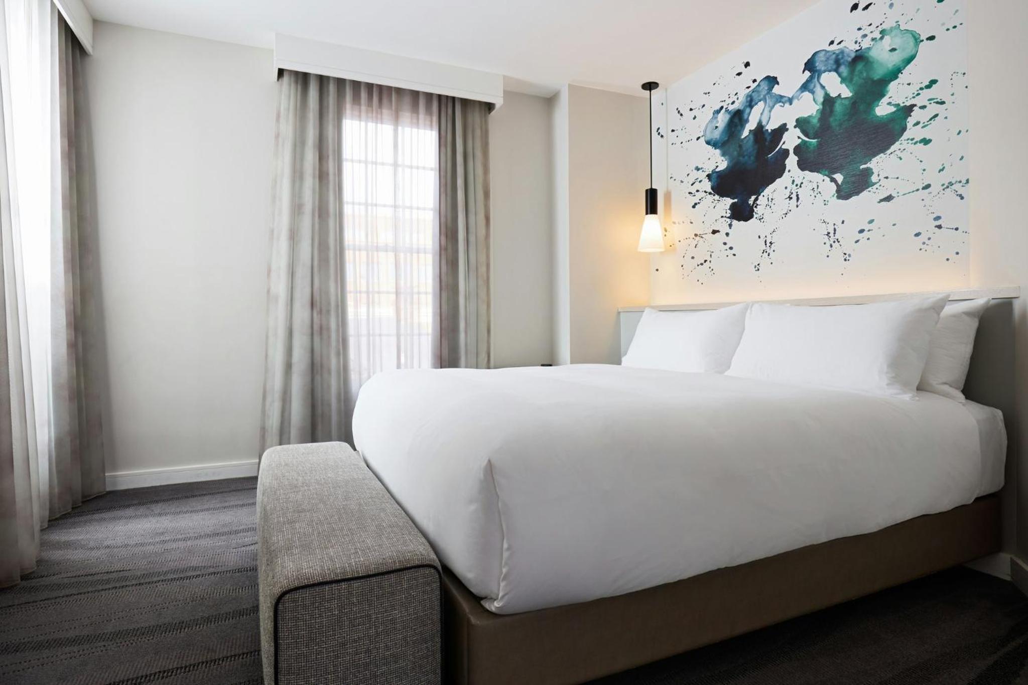 King Bed, Den
