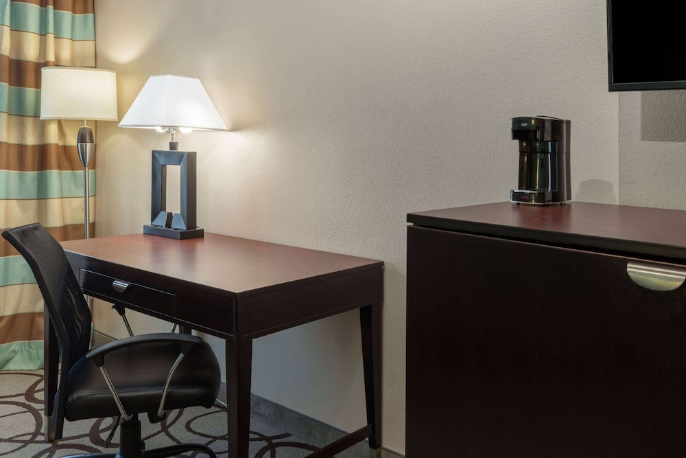 La Quinta Inn & Suites by Wyndham Fort Worth - Lake Worth 24/50
