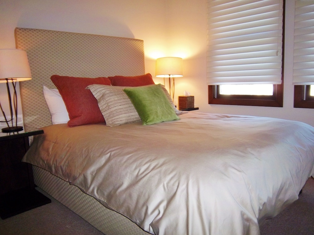 Woodrun Place Condominiums &amp; Residences 3/38
