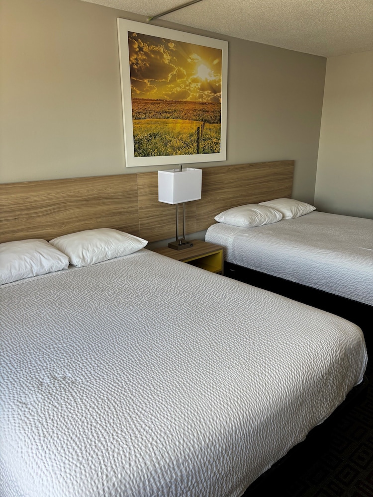 Days Inn by Wyndham West Branch Iowa City Area 11/42