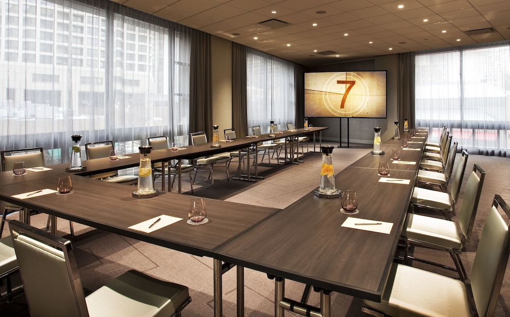 Thompson Chicago Ex Sutton Place Hotel 65/77