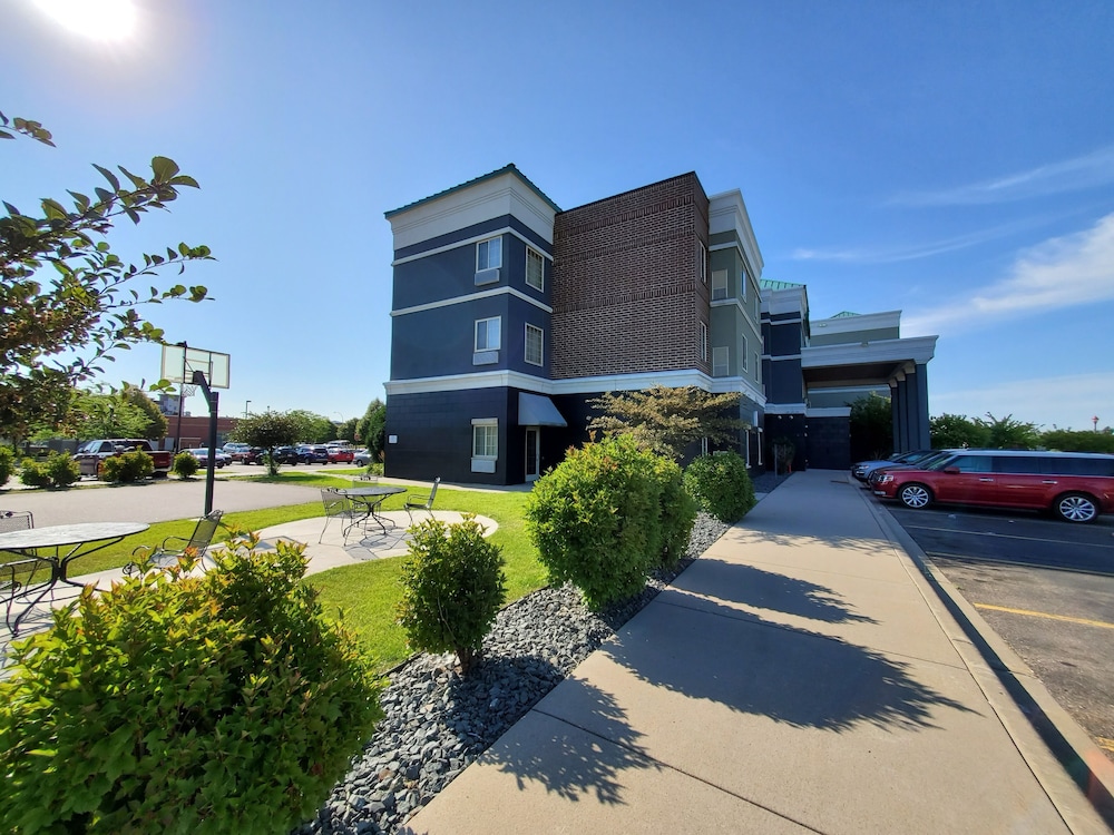 GrandStay Hotel and Conference 46/49