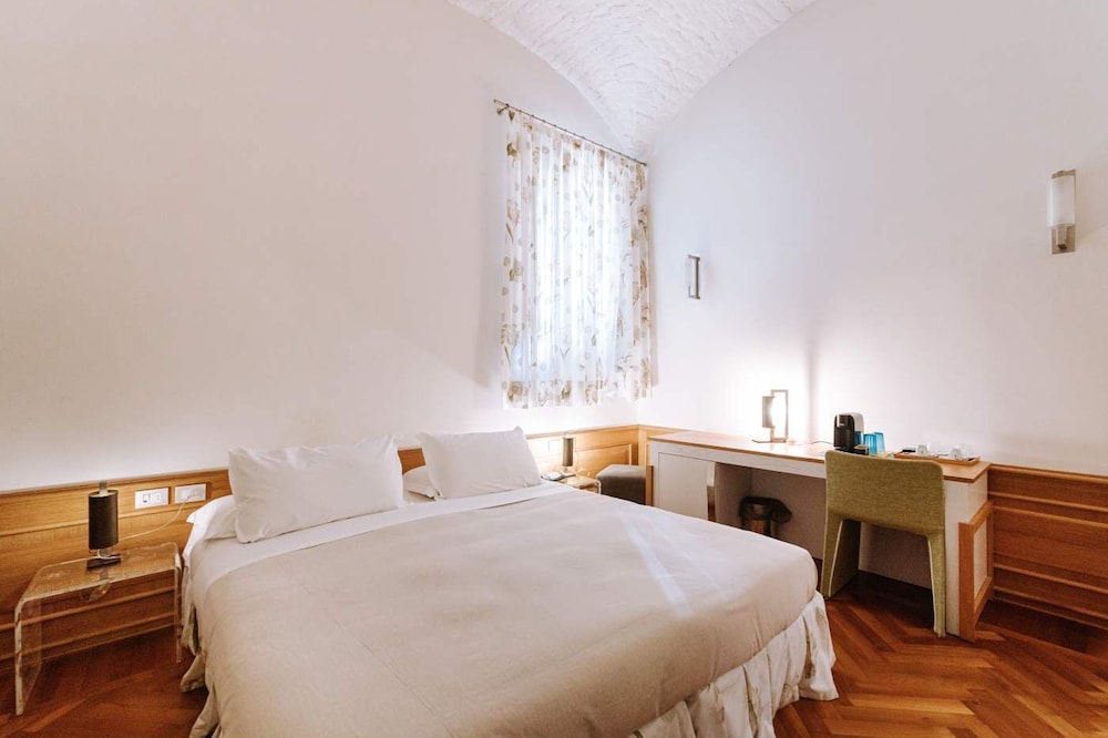 Golf, Queen Bed