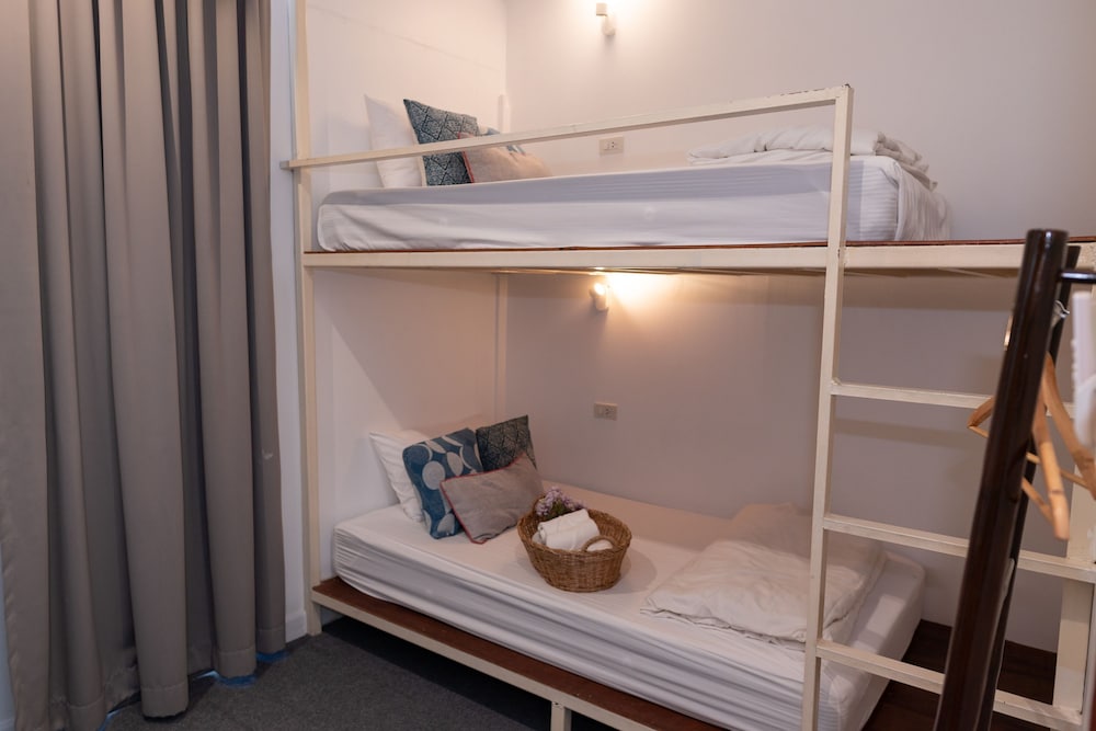 Oon Poshtel 18/50