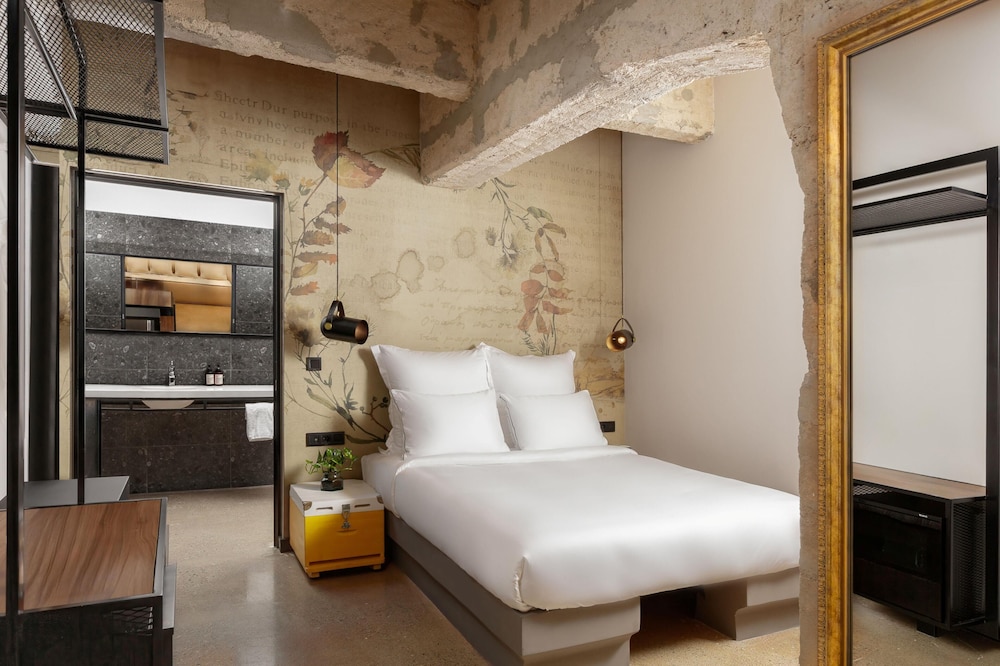 ROOM, QUEEN BED, ACCESSIBLE
