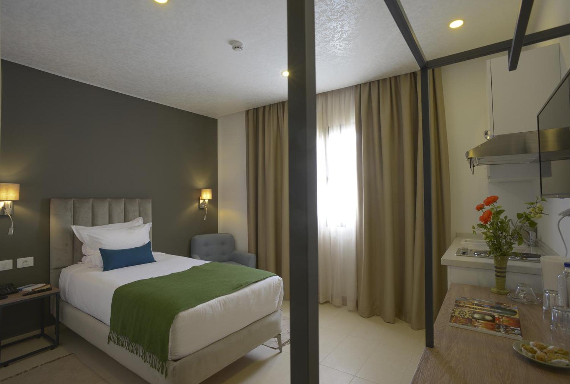 ROOM, SINGLE