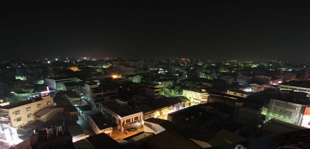 Grand Earl Hotel 37/48