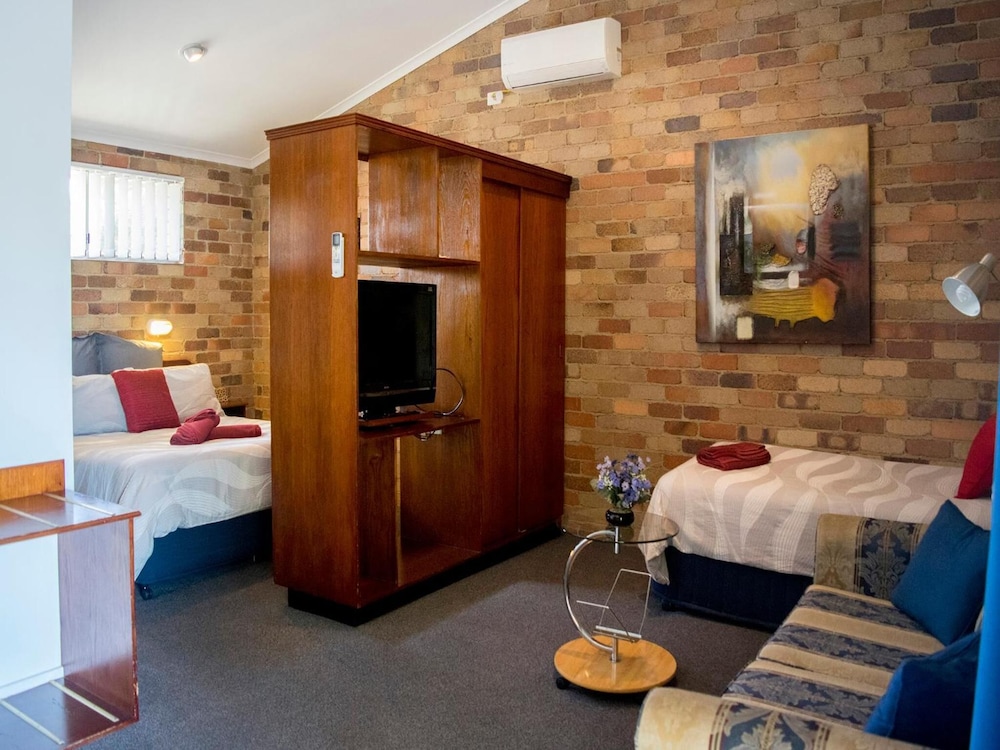 REST POINT MOTOR INN 32/58