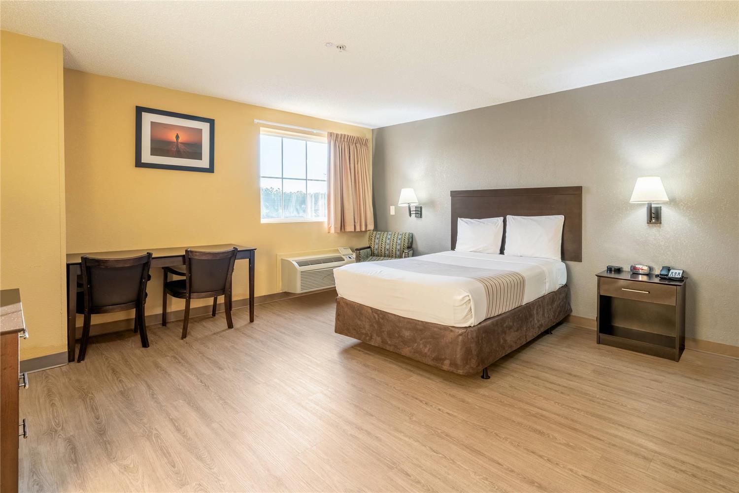 1 Queen Bed, Efficiency, Nonsmoking, Accessible