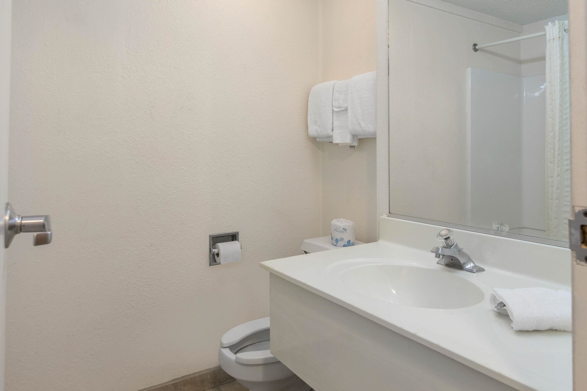 غرفة قياسية بسرير كينج، Rodeway Inn Auburn Hills - Detroit 7/10