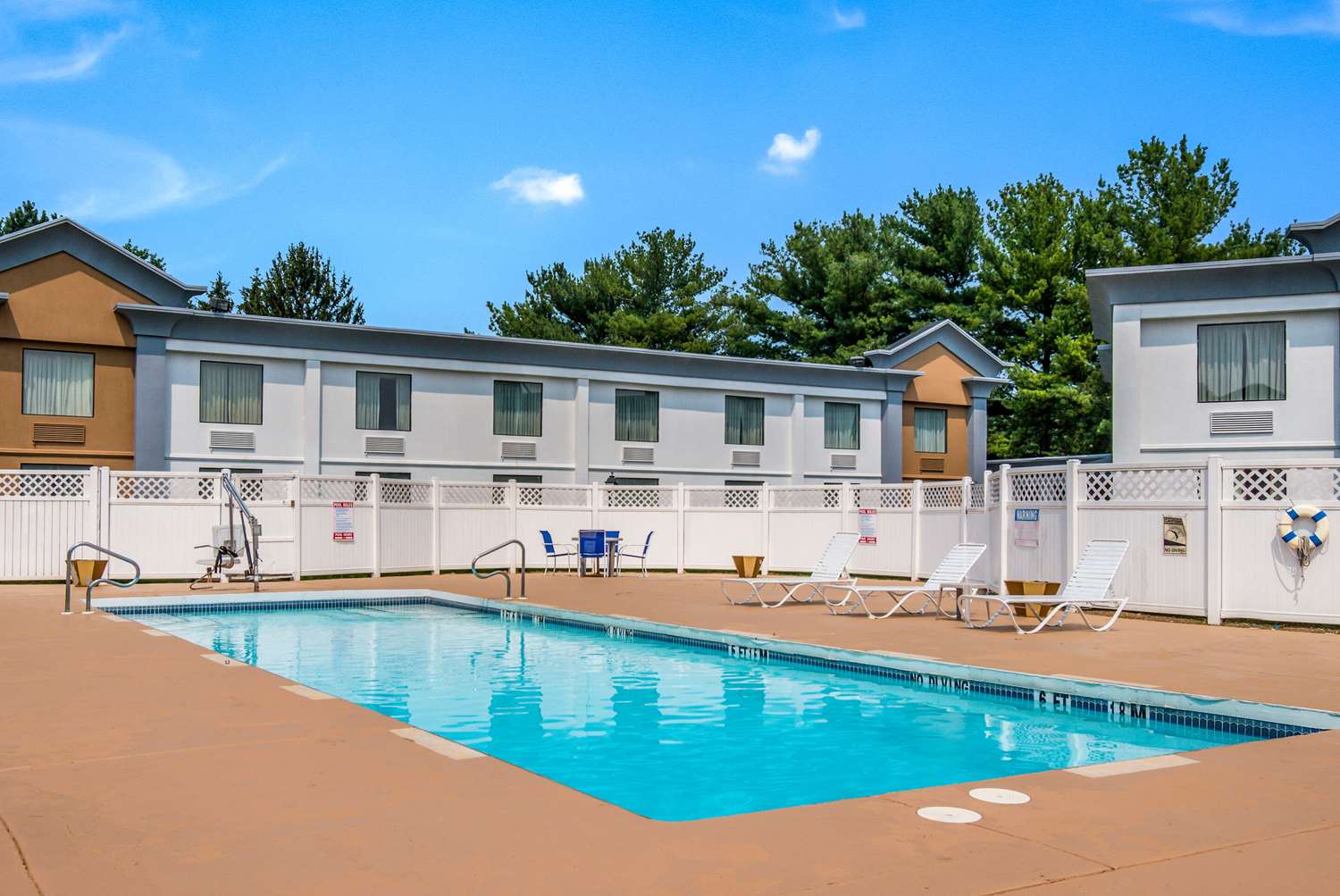 Econo Lodge Inn & Suites Chambersburg Central 2/27