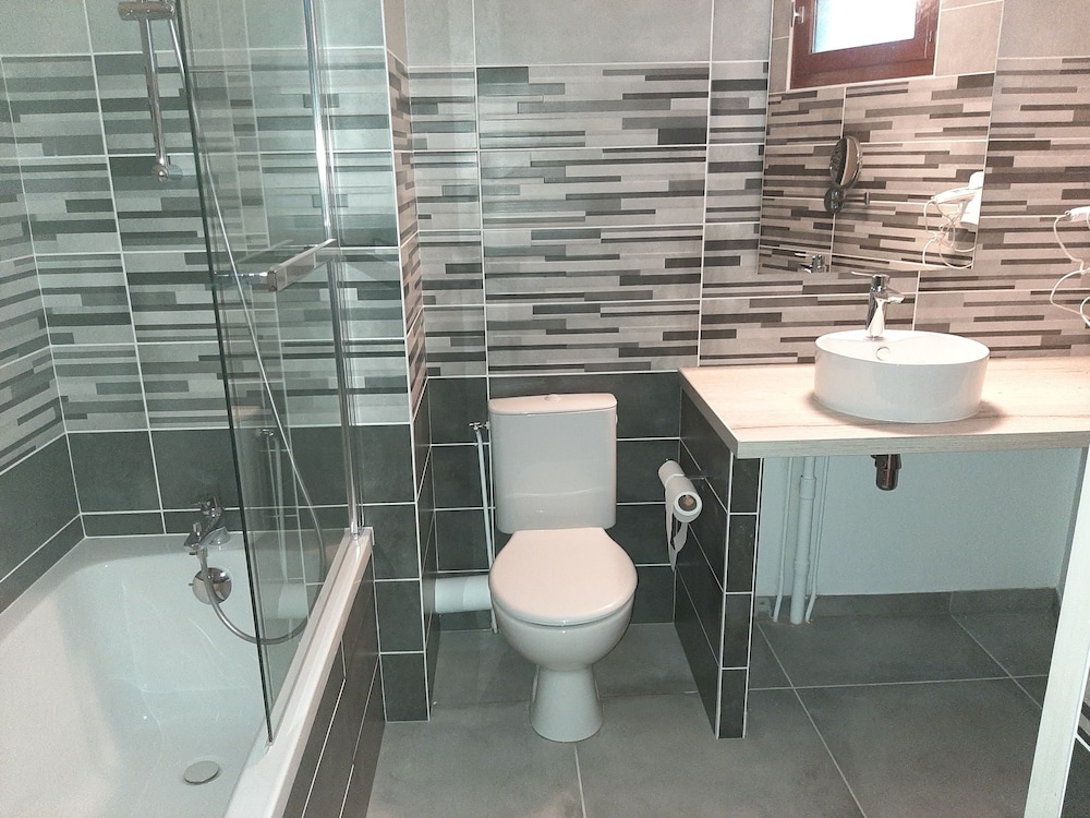 غرفة قياسية بسرير مزدوج، Sure Hotel by Best Western Saintes 7/9