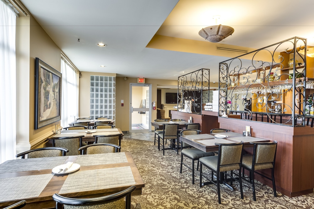 Monte Carlo Inn Oakville Suites 55/68