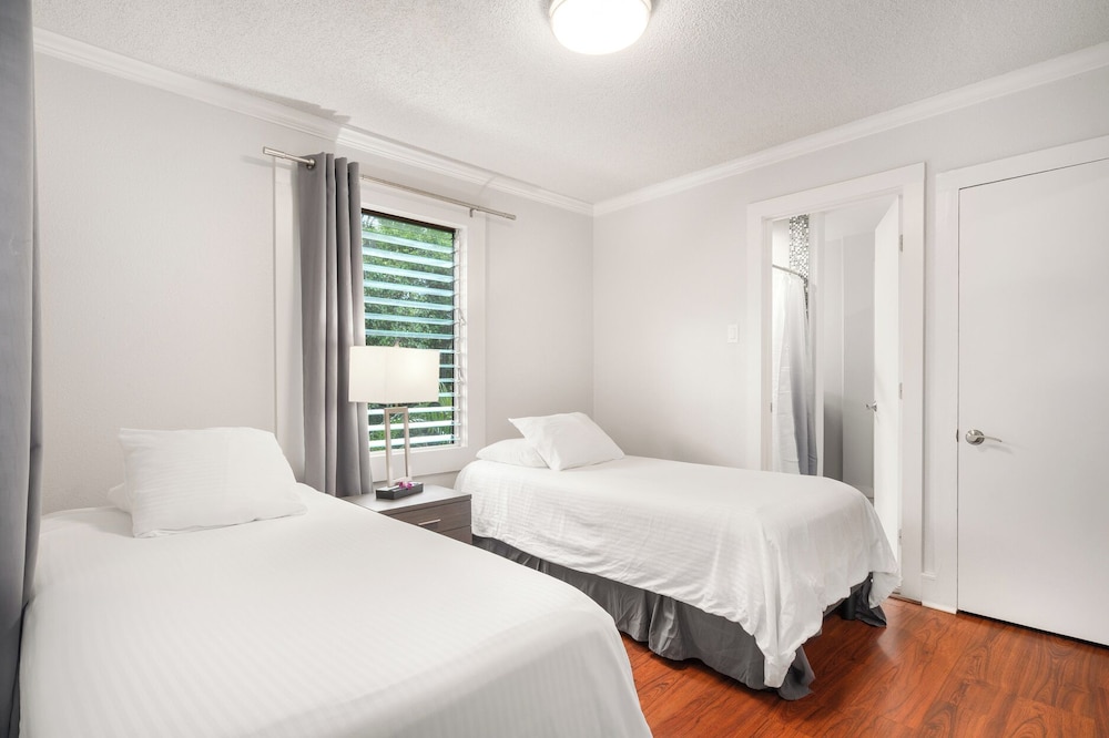 2 BEDROOMS, COTTAGE, WATER FRONT, KITCHENETTE