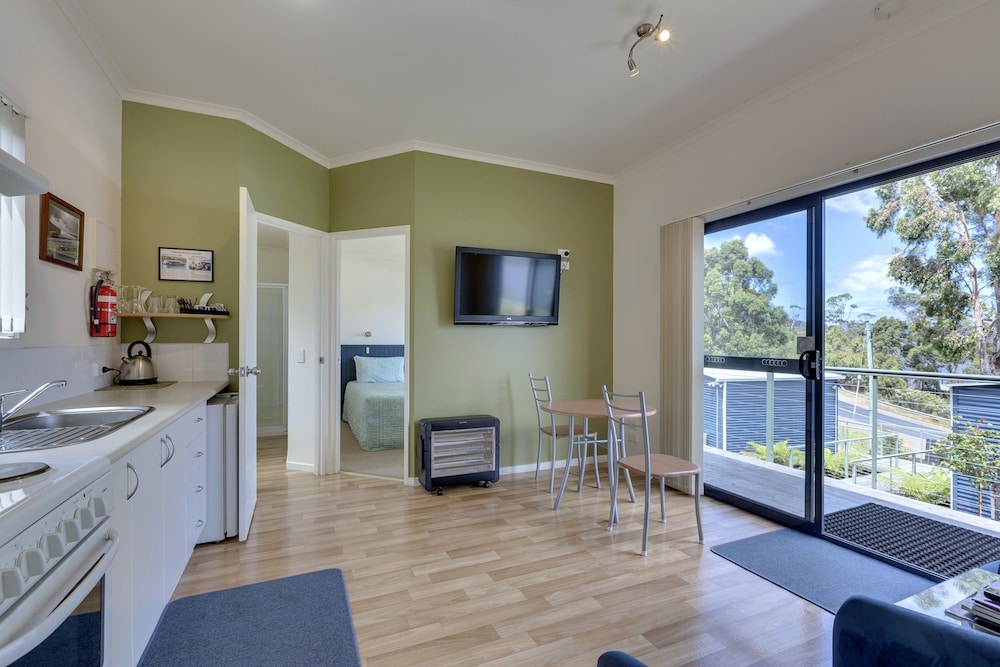 PORT HUON COTTAGES 8/19