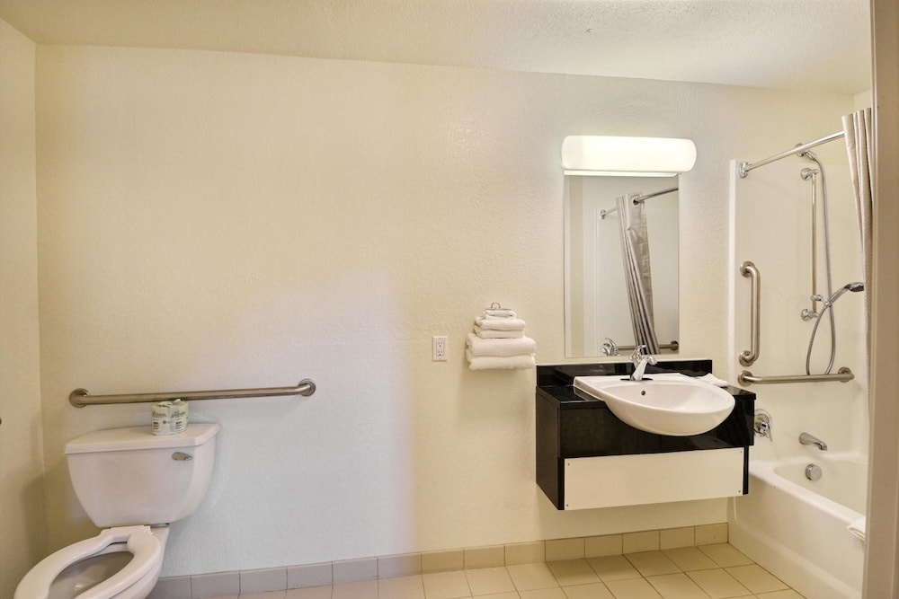 Travelodge by Wyndham Brattleboro VT 24/25