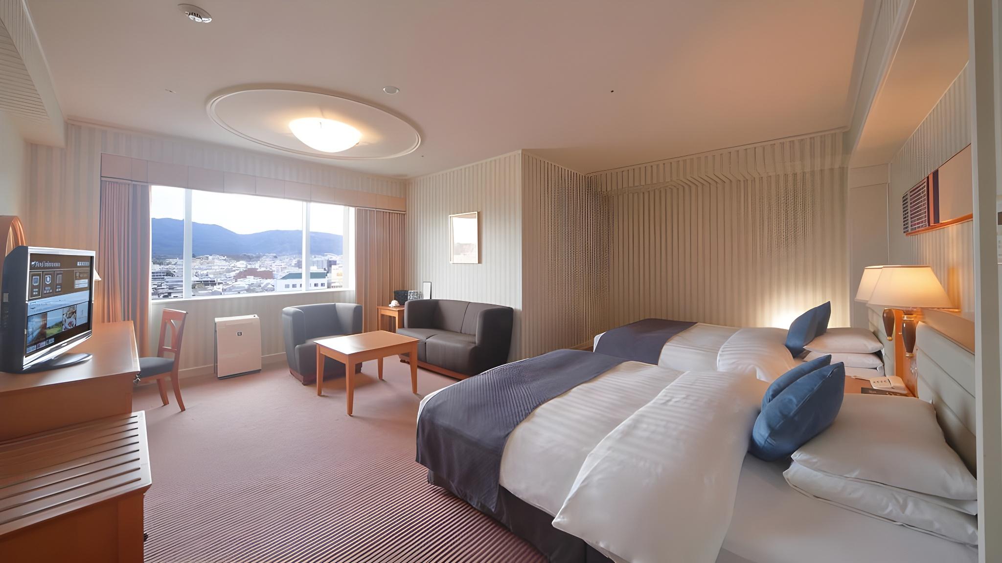 Deluxe, Twin Beds, Mountain Side