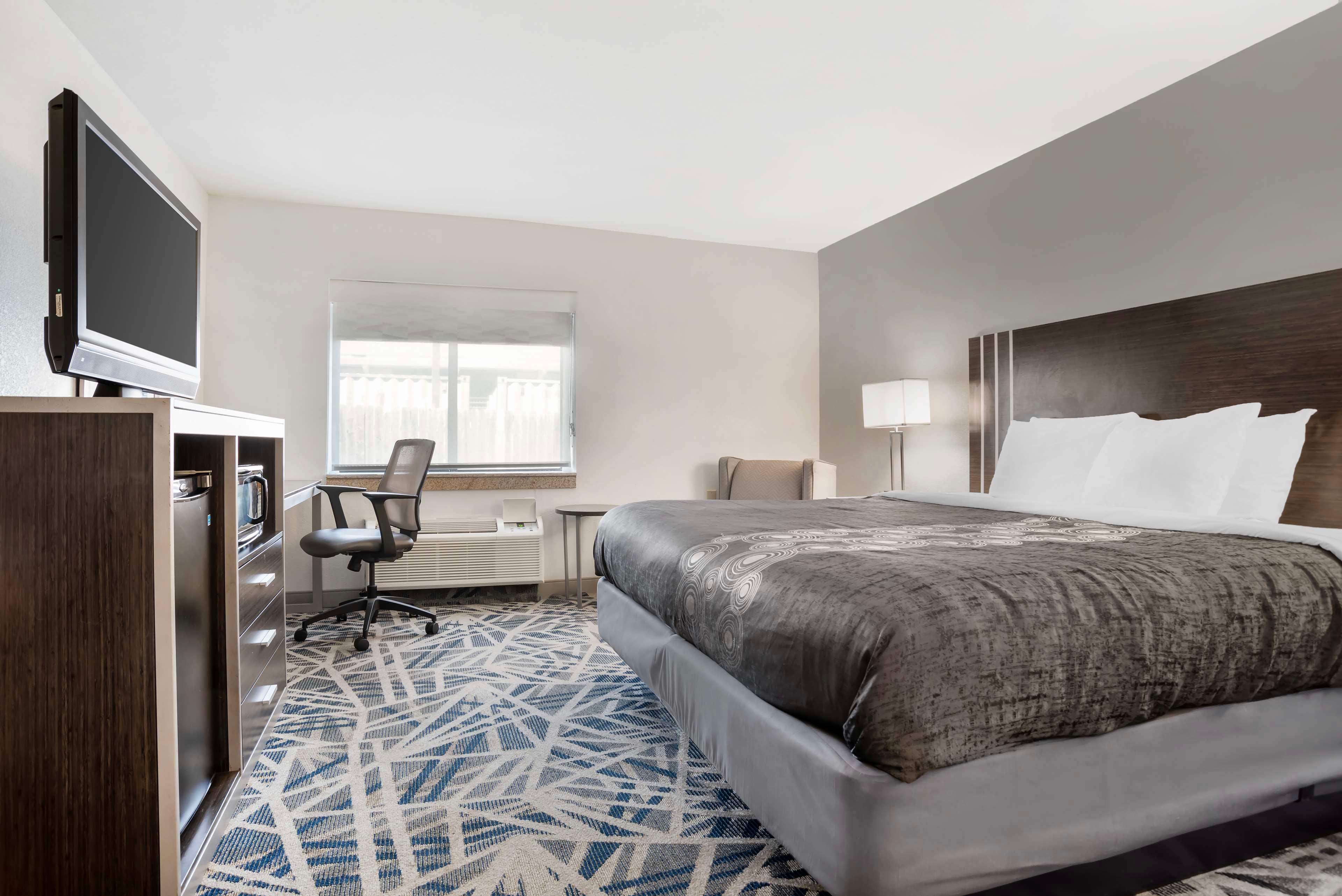 ROOM, KING BED