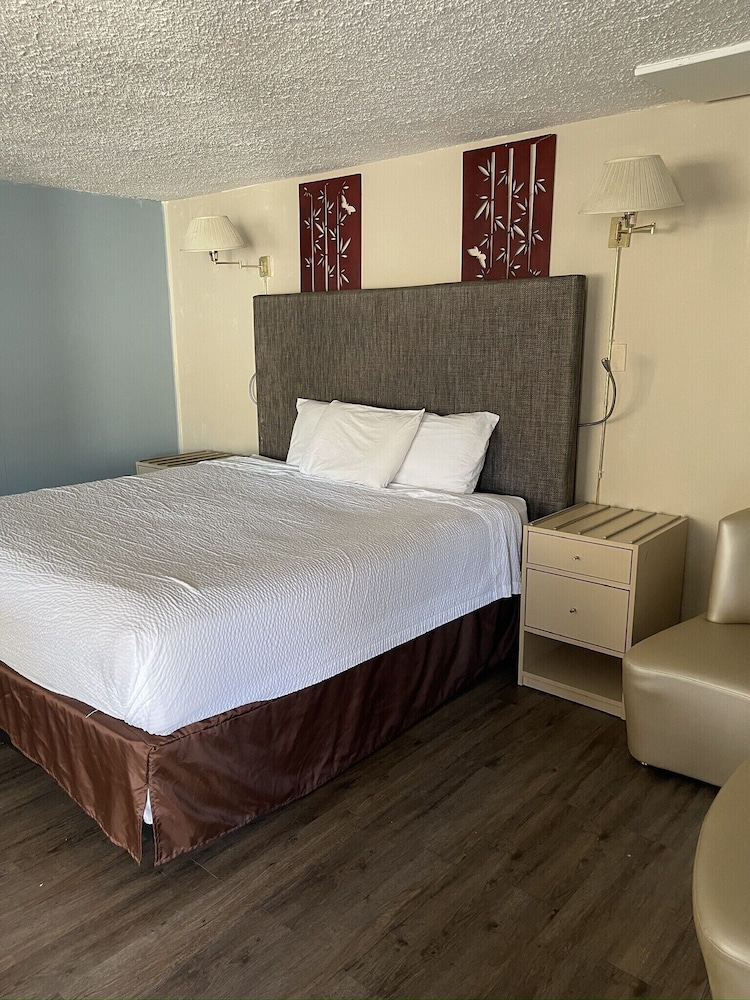 Safari Motel 12/55