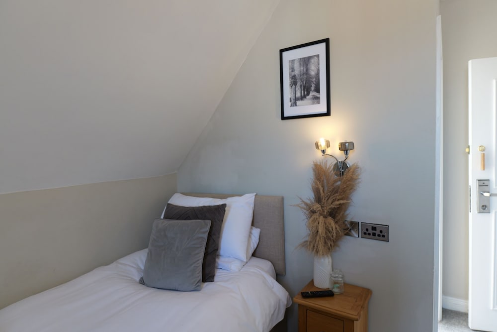 Room, Single, Single Bed
