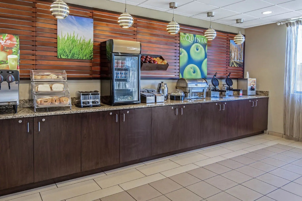 La Quinta Inn & Suites by Wyndham Bonita Springs Naples N. 35/47