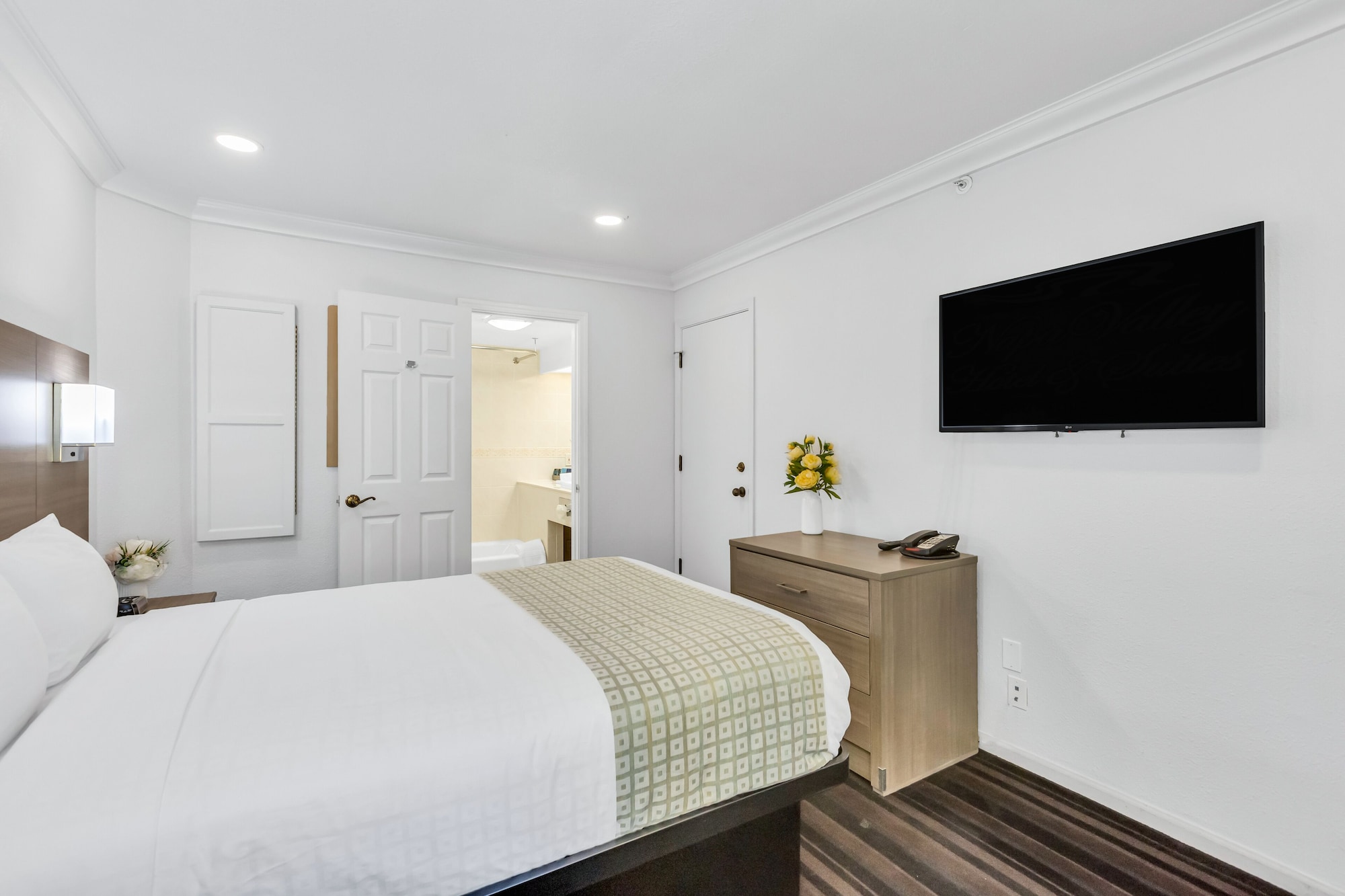 ROOM, DOUBLE BED