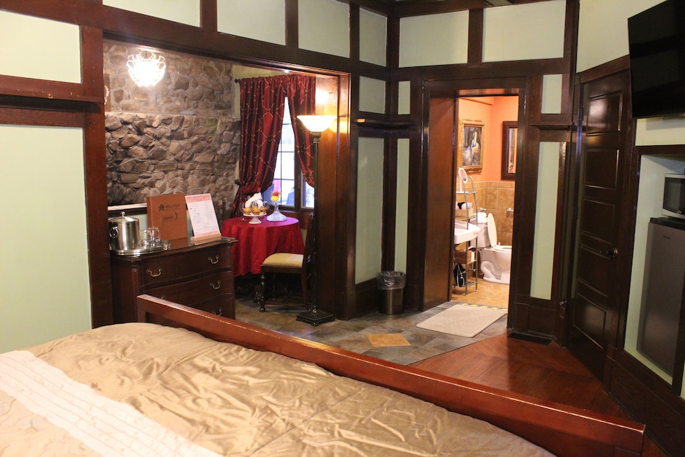 Hilltop Manor Bed and Breakfast 5/49