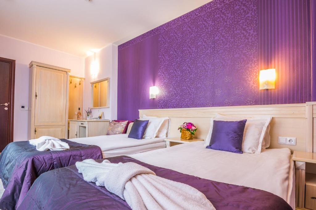 COZY, TWIN BEDS
