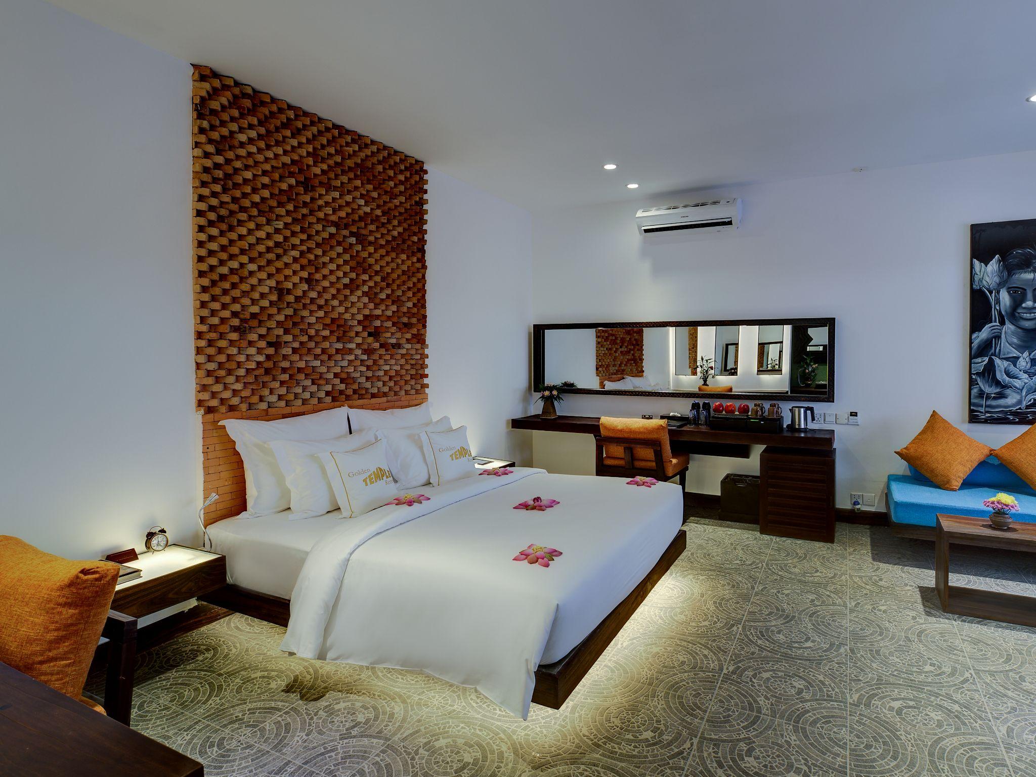 Premier, Suite, King Bed, Sofa, Pool Access