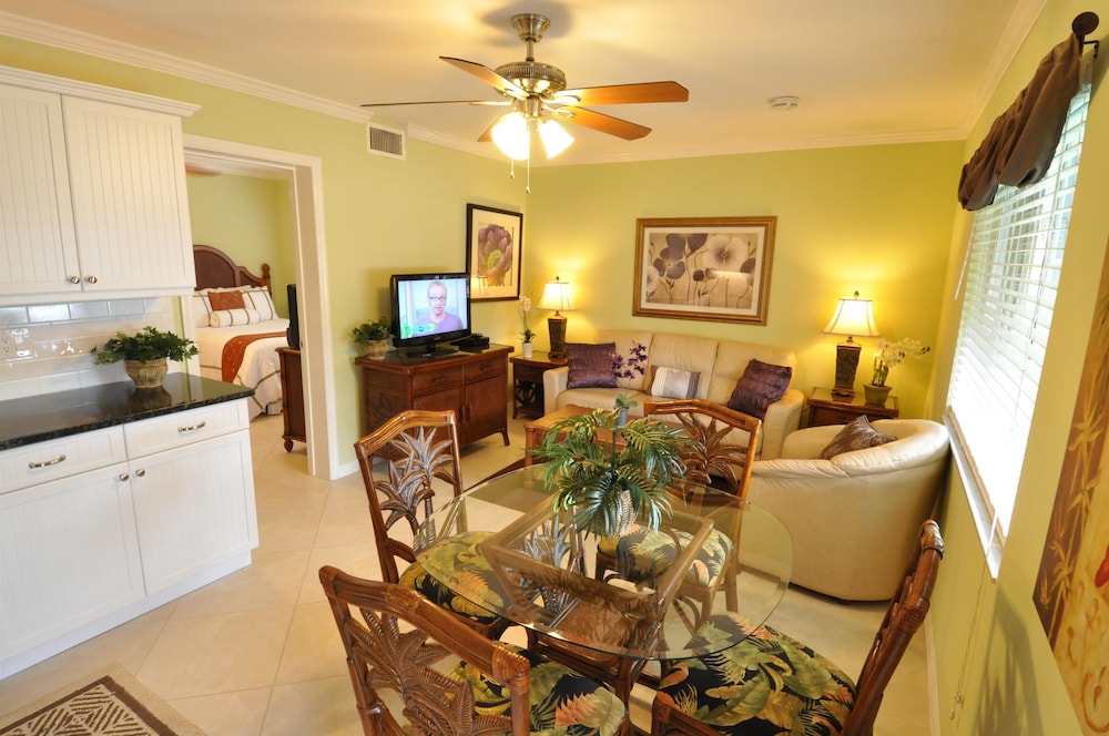 Tropical Beach Resorts 52/79