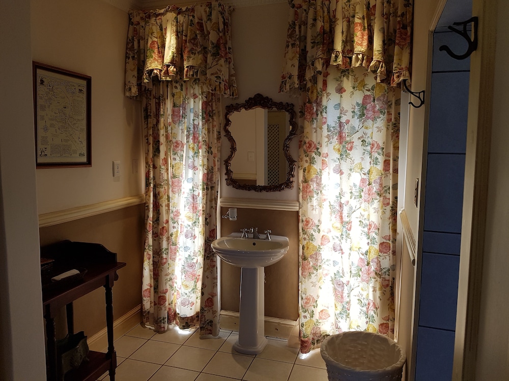 Sherwood's Country House 50/50