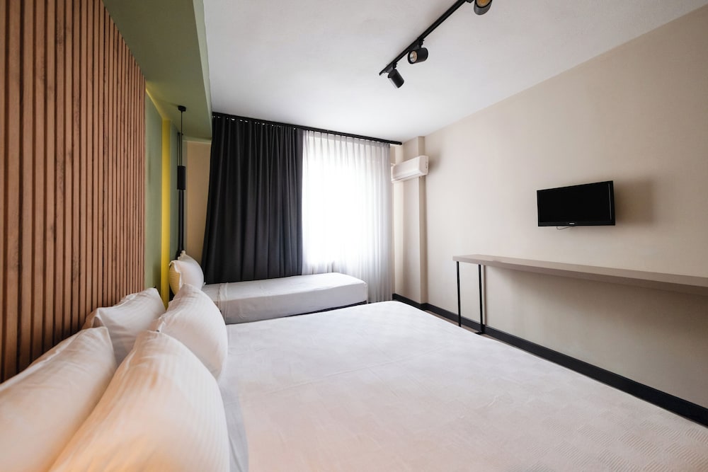 Leons Hotel 9/50