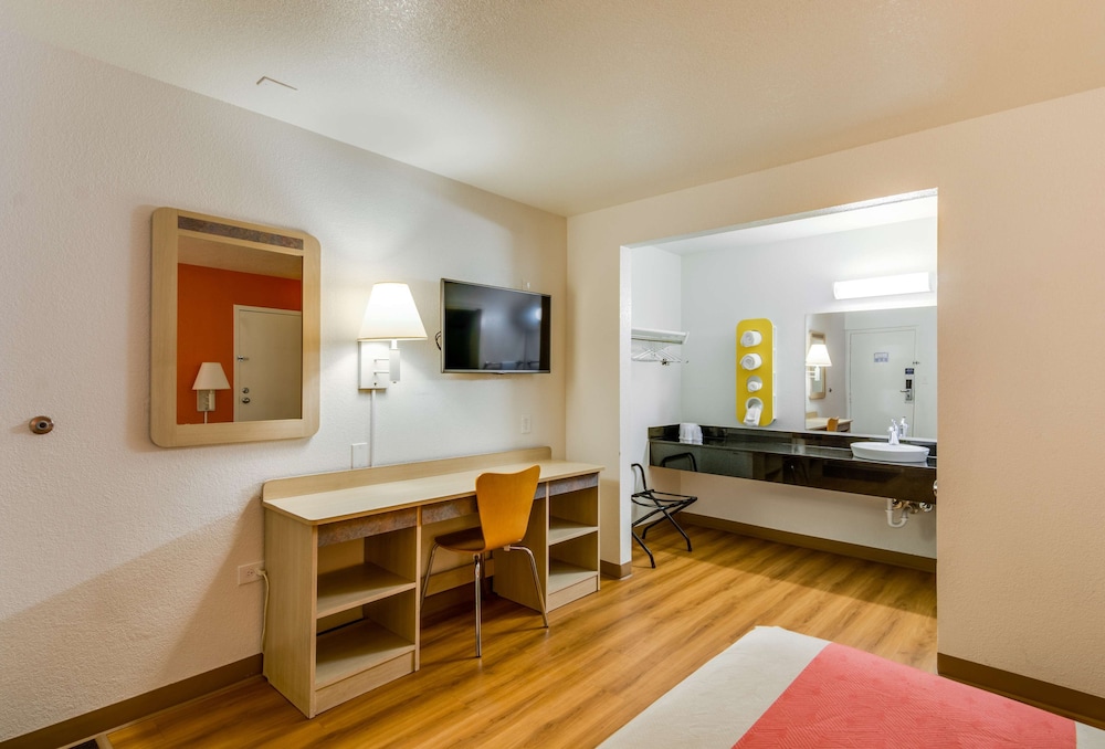 Motel6 Schiller Park, IL - Chicago O'Hare 19/48