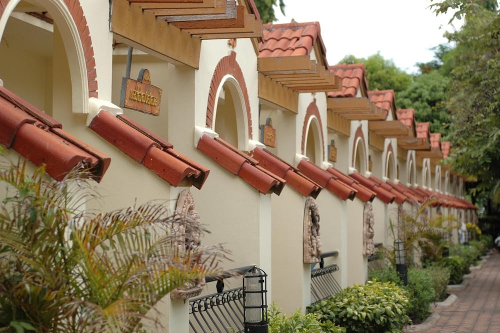 Lopburi Inn Hotel 8/46