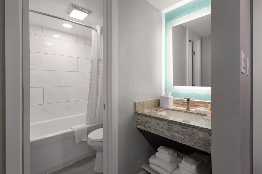 Junior Suite, 2 Queen Beds, Resort View، Grande Cayman Resort 3/3