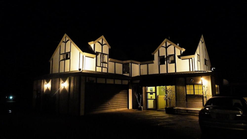 Tudor Lodge Motel 6/75