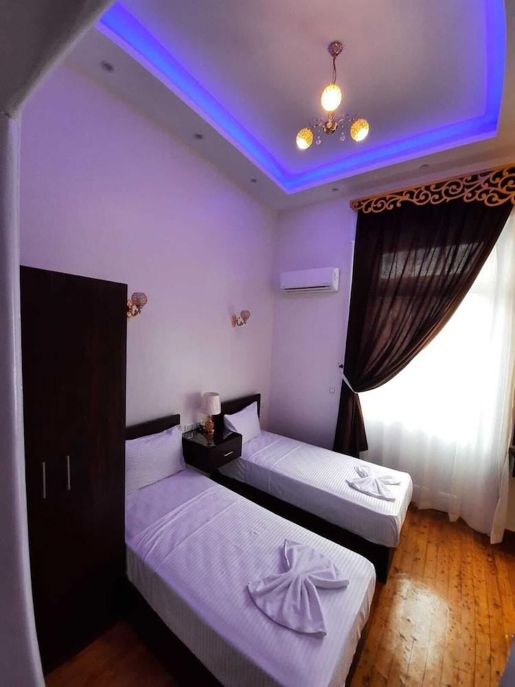 ROOM, TWIN BEDS