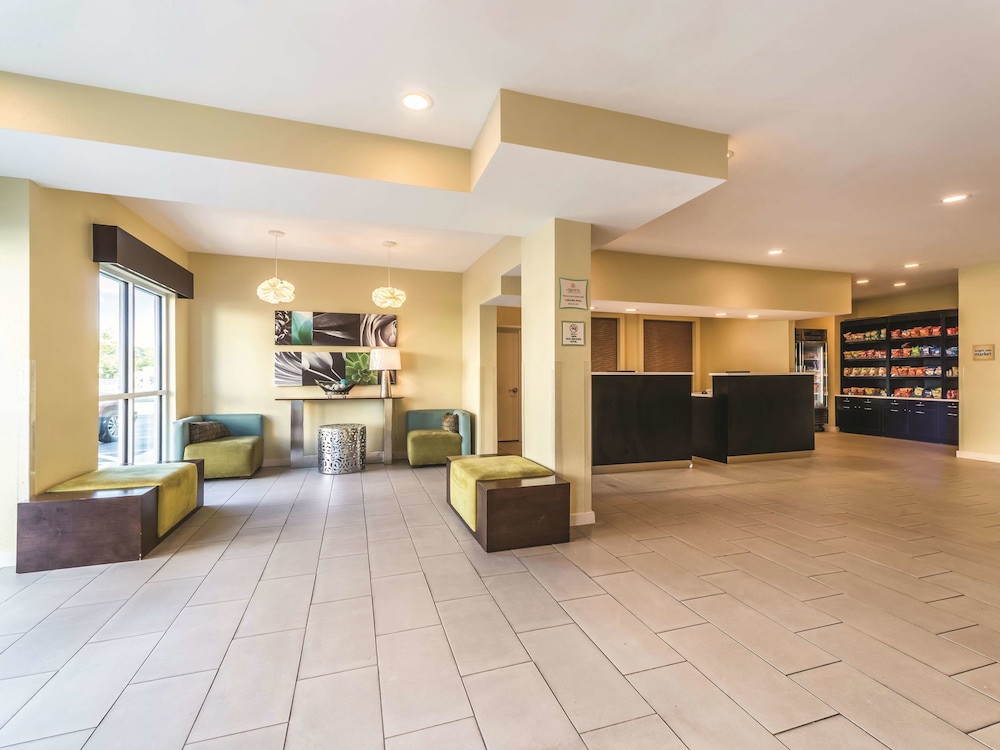 La Quinta Inn & Suites by Wyndham Collinsville - St. Louis 15/42