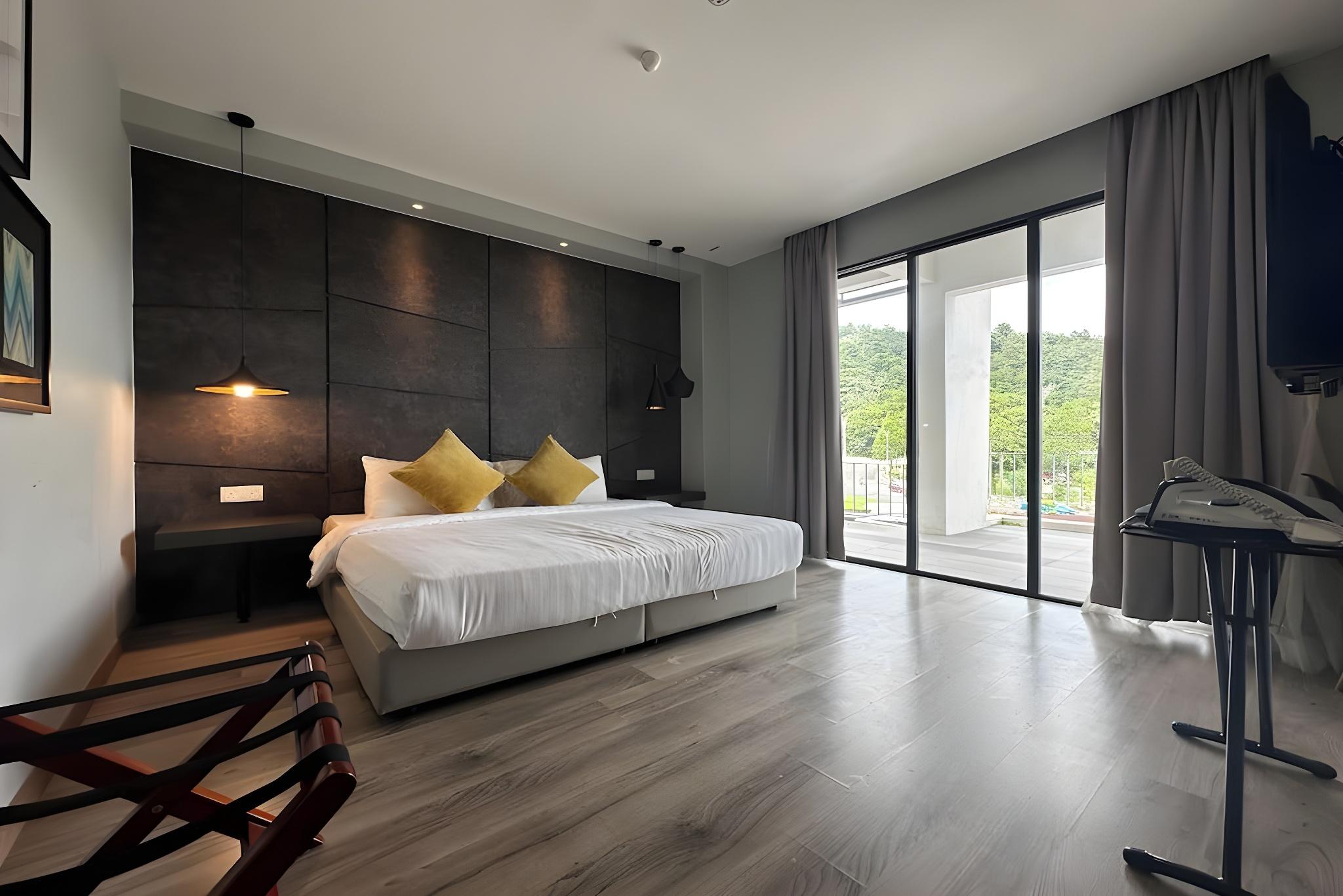Deluxe, Balcony