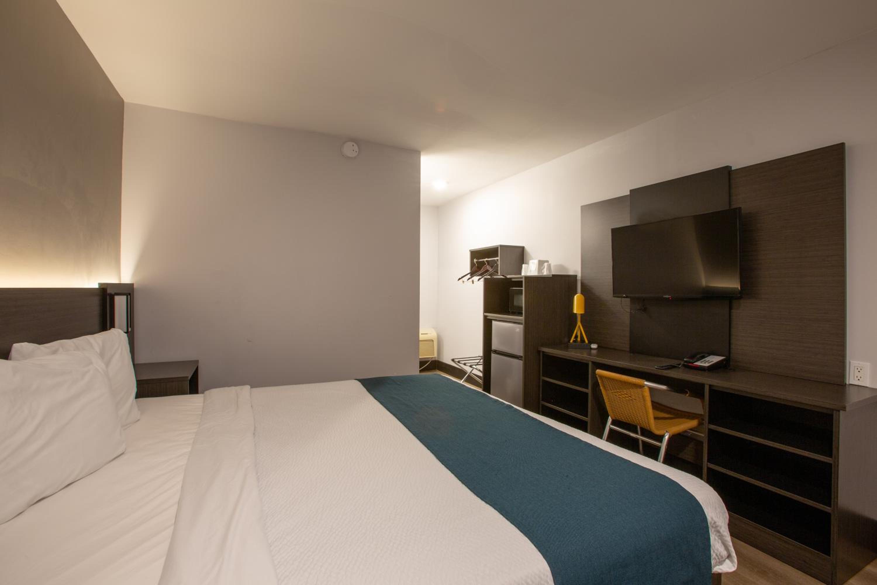 1 King Bed - Non-Smoking, Micfridge