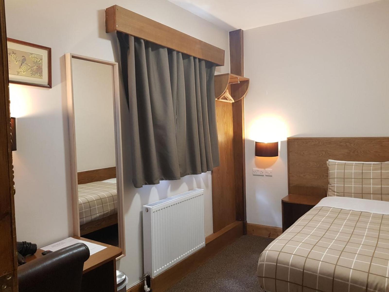 ROOM, SINGLE