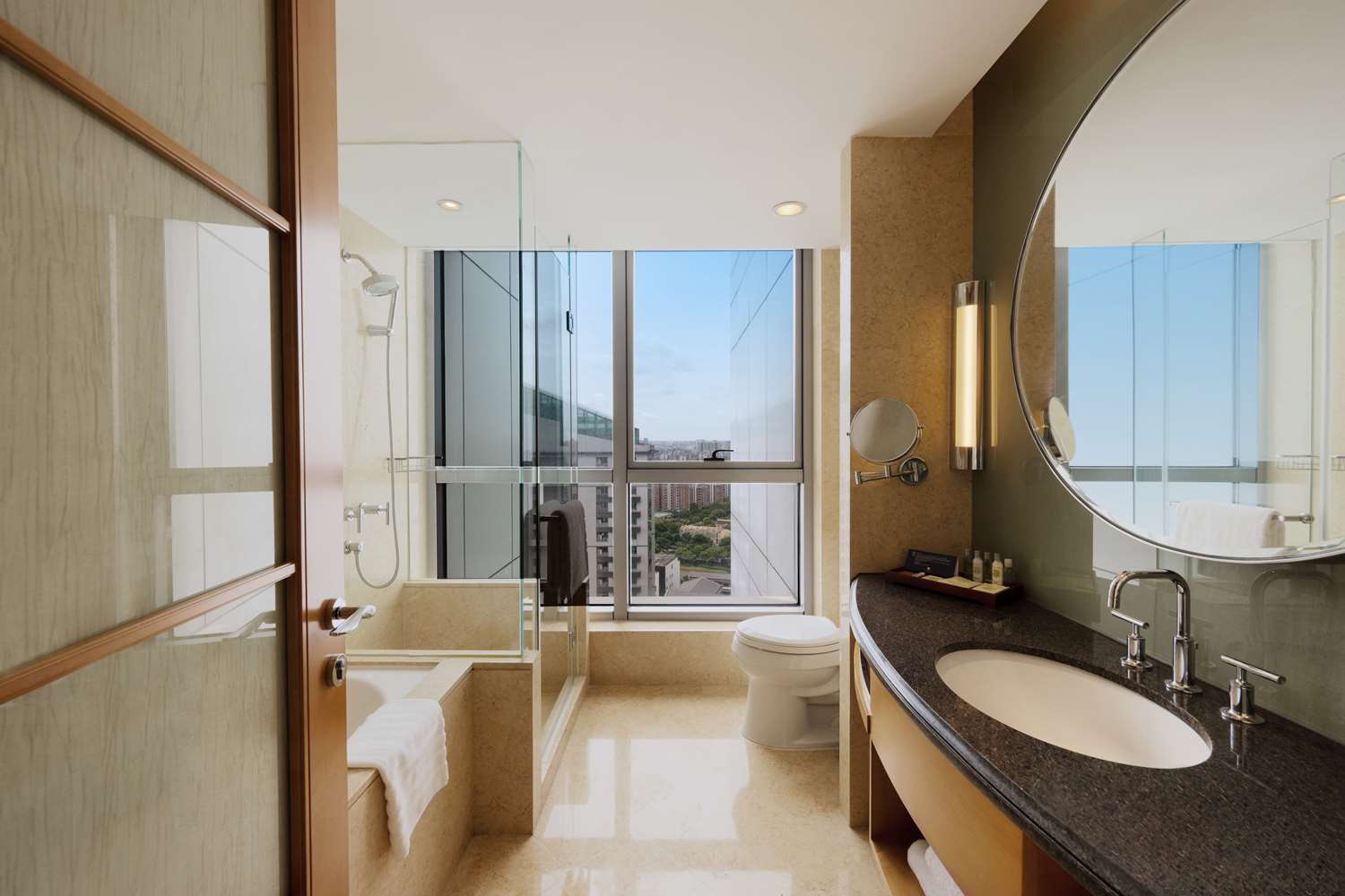 غرفة تنفيذية بسرير كينج مع دخول الصالة، DoubleTree by Hilton Hotel Shanghai Pudong 1/1
