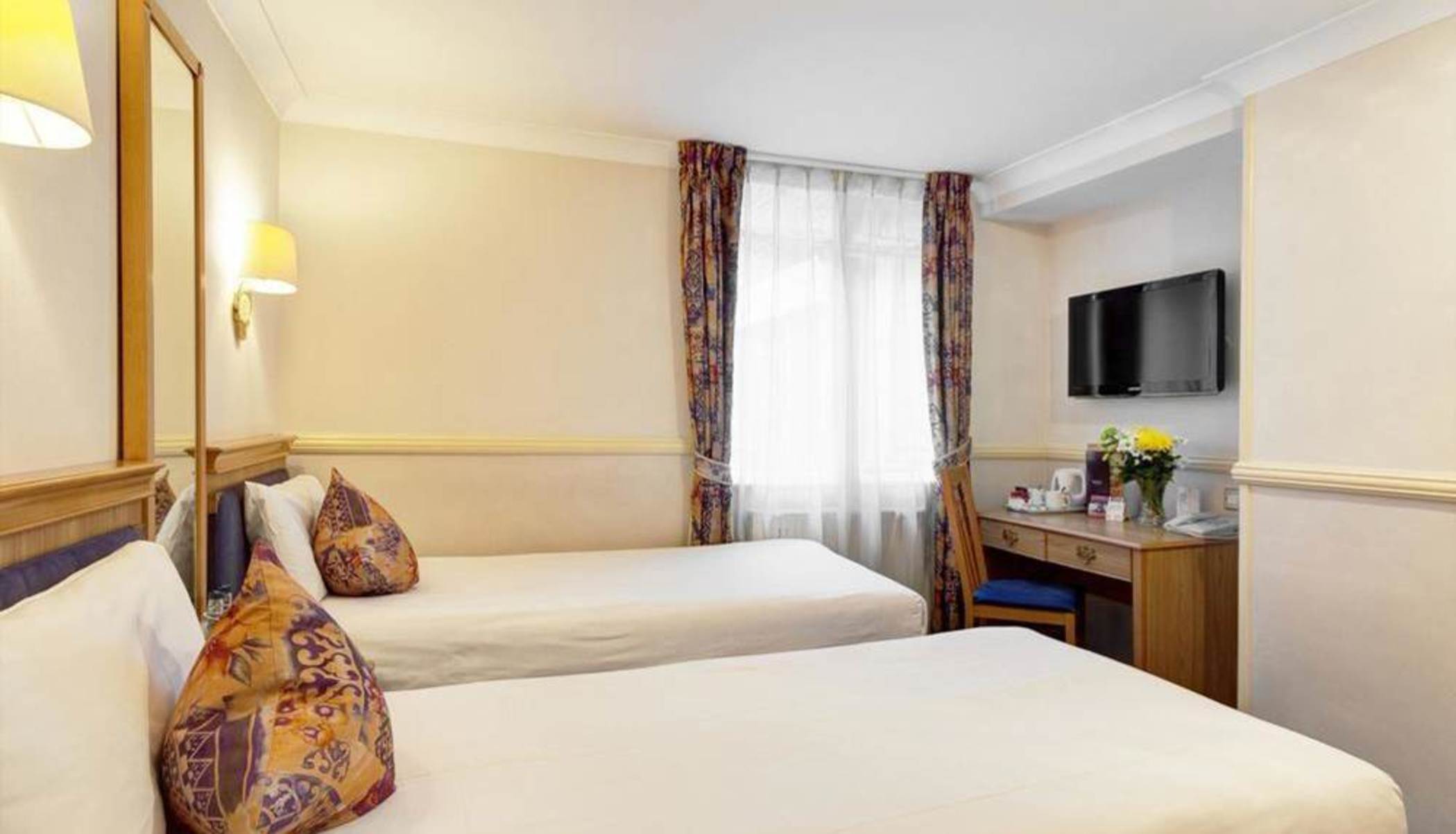 Room, Triple